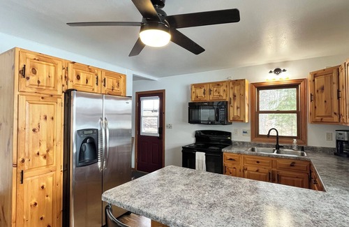 New Auburn Cabin | Cozy Lakefront Cabin w/Stunning Views & Pontoon!