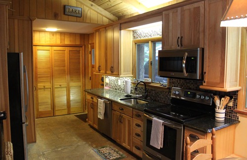 North Glade Hills Cabin | Cozy Lakefront Cabin with Stunning Views!