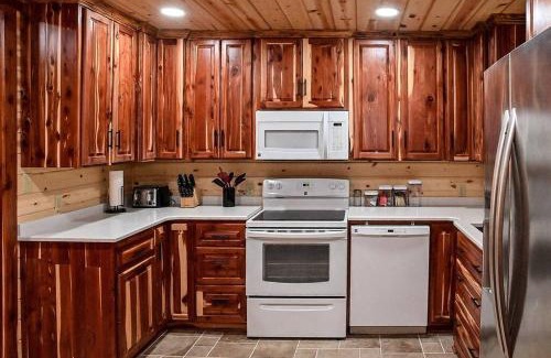 Negreet House | Cozy lakefront cabin with boat house and ramp on T
