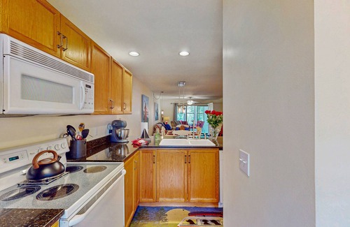Hollister Condo | Cozy lakefront condo w/ two primary suites, sunroom & shared pool