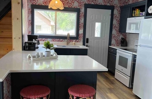 Victor Cabin | Cozy Lakefront Cottage