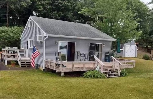 Victor Cabin | Cozy Lakefront Cottage