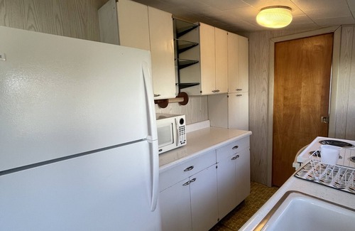 Twin Lake Cottage | Cozy lakefront cottage on all sports Hart Lake