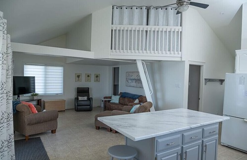 Dashwood House | Cozy Lakefront Cottage - Private Beach