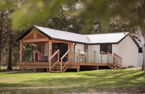 Scotia Cottage | Cozy lakefront cottage at Algonquin Woods cottage resort