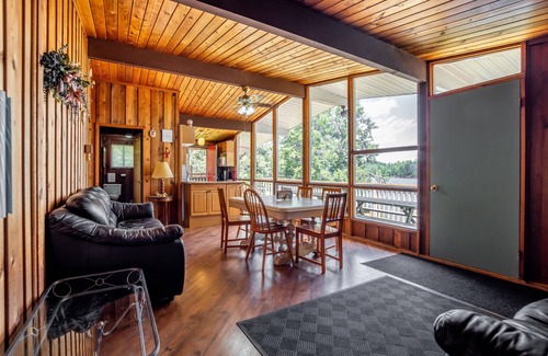Minden Hills Cottage | Cozy lakefront cottage overlooking the lake. Max 6 persons