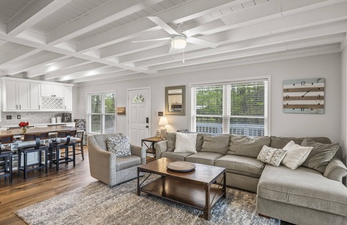 Denver House | Cozy Lakefront Cottage on a Quiet Cove