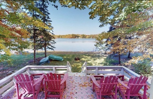 Lake Cottage | Cozy Lakefront Cottage on Gray Lake