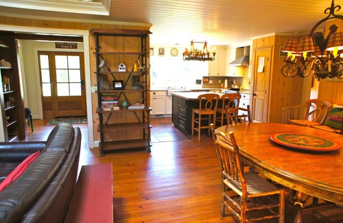 Kingston House | Cozy Lakefront Cottage