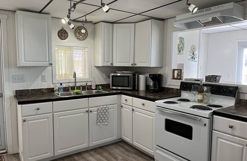 Smyrna Cottage | Cozy Lakefront Cottage Getaway in Kent County, Michigan