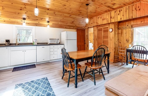 South Sanford Cottage | Cozy lakefront cottage in the trees with front porch & AC - walk the lake
