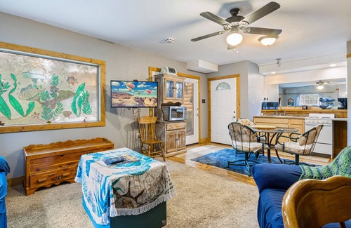 Lake Ozark Apartment | Cozy lakefront getaway with fenced yard & hammock