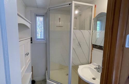 Hale Cottage | Cozy Lakefront Hilltop Cottage. Pet friendly. Queen Bed &2 Queen Futons Sleeps 6