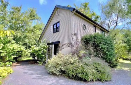 Athens House | Cozy Lakefront Home in Athens