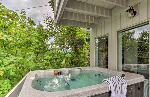 Newman Lake Apartment | Cozy Lakefront Honeymoon Bay Studio w/ Hot Tub!
