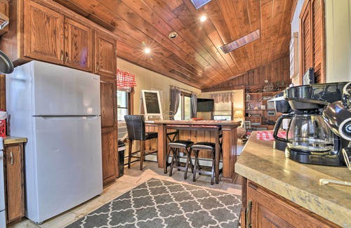 Lapeer House | Cozy Lakefront Lapeer House w/2 Paddle Boats!