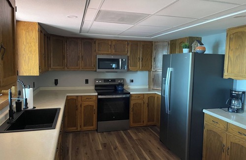 Spicer House | Cozy lakefront townhome w/3 BR, WiFi, AC, Smart TV, Kitchen. Pet Friendly!