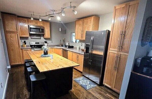 Bronston House | Cozy Lakehouse – Game Room, Pet-Friendly, Near Boatramp, 3-Season room!