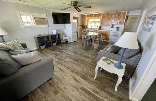 Manistique Cottage | Cozy Lakehouse right on Indian Lake - 10 minutes from Manistique