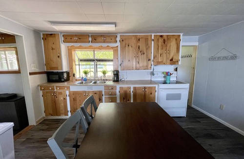 Manistique Cottage | Cozy Lakehouse right on Indian Lake - 10 minutes from Manistique