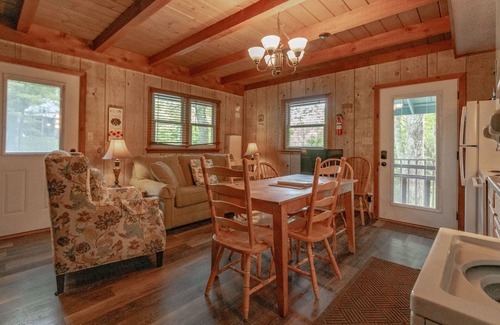 Blowing Rock Apartment | Cozy Lakeside Cabin #15 - Sleeps 6 - Full kitchen + fireplace - between Boone & Blowing Rock NC