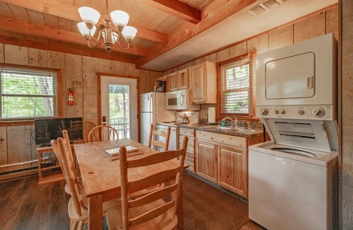 Blowing Rock Apartment | Cozy Lakeside Cabin #15 - Sleeps 6 - Full kitchen + fireplace - between Boone & Blowing Rock NC