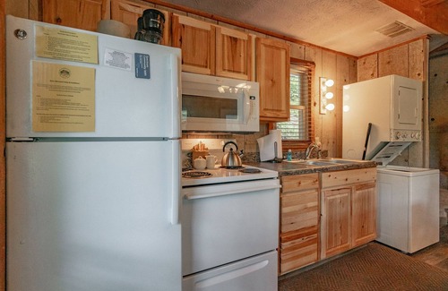 Blowing Rock Apartment | Cozy Lakeside Cabin #15 - Sleeps 6 - Full kitchen + fireplace - between Boone & Blowing Rock NC