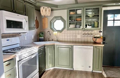 Council Bluffs Cottage | Cozy Lakeside Cottage for Families and Fun Seekers. Game room - Large Soaker Tub