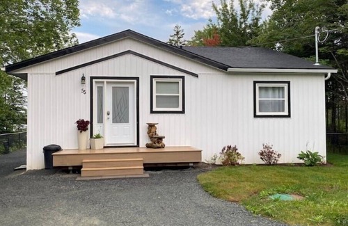 Mount Uniacke Cottage | Cozy Lakeside Cottage