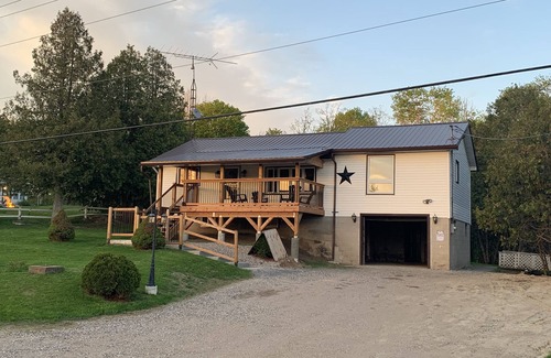 Central Frontenac Cottage | Cozy Lakeside Cottage on the K&P trail.