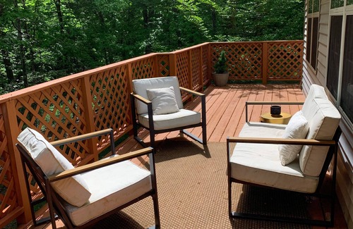 Scottsville Cottage | Cozy lakeside cottage- fire pit/lake access