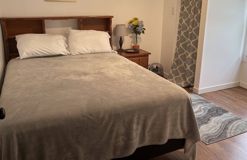 Oak Harbor House | Cozy Lakeside Cottage - 20 min to PIB Ferries!