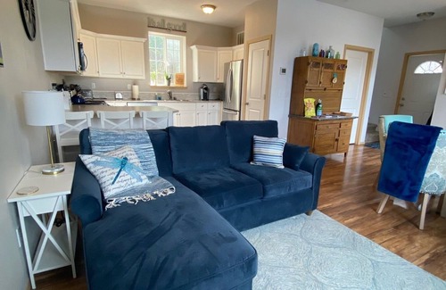 Shelton House | Cozy Lakeside Cottage 1.5 hours from Seattle