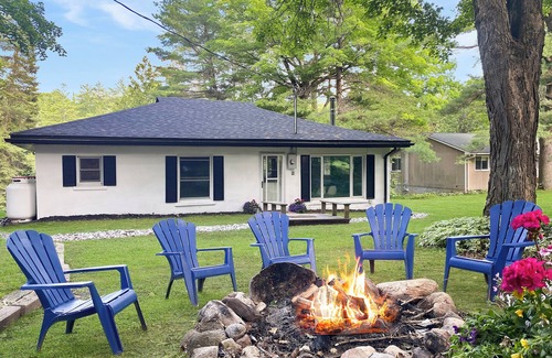 Coboconk Cottage | Cozy Lakeside Cottage
