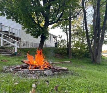 McKellar Cabin | Cozy Lakeside Cottage