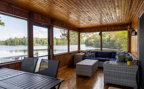 McKellar Cabin | Cozy Lakeside Cottage