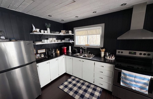 Terra Nova Cabin | Cozy Lakeside Cottage with hot tub, games room, kayaks and paddle boards.