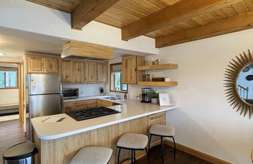 Ridgeway Cabin | Cozy Lakeside Escape