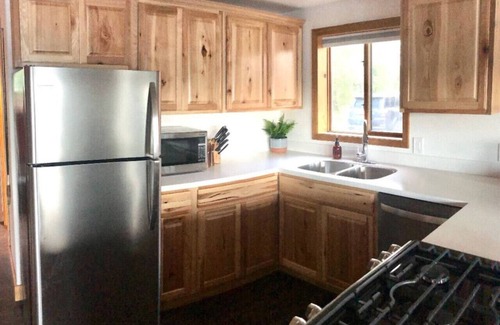 Ridgeway Cabin | Cozy Lakeside Escape