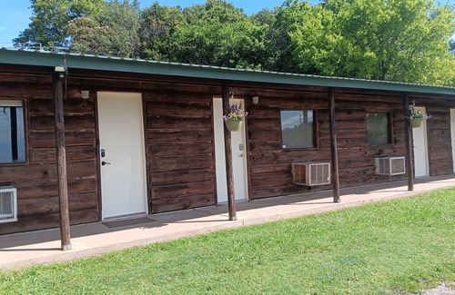 Madill Hotel | Cozy Lakeside Suite- 2BR hotel room by the lake- Texoma Shores Resort