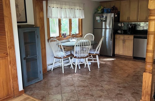 Hillsboro House | Cozy Lakeside Year Round Retreat ☀️🛶 🎣 🏊 🍁 🎃 🍎 🎿🏂 ❄️ & 🐾 are welcome 😊
