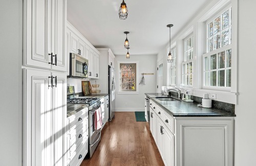 Forest Beach House | Cozy Lakeview Carriage House – Your Perfect Vacation Escape!