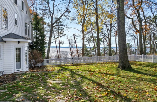 Forest Beach House | Cozy Lakeview Carriage House – Your Perfect Vacation Escape!