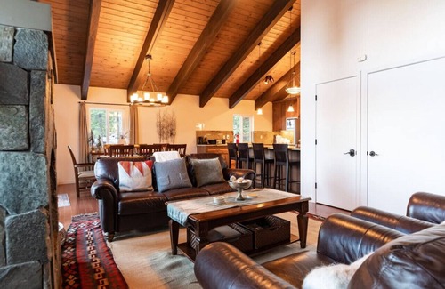 Chamberlands House | Cozy Lakeview Cabin | Fireplace & Laundry