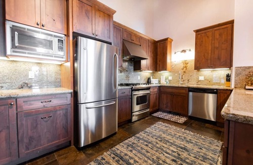 Chamberlands House | Cozy Lakeview Cabin | Fireplace & Laundry