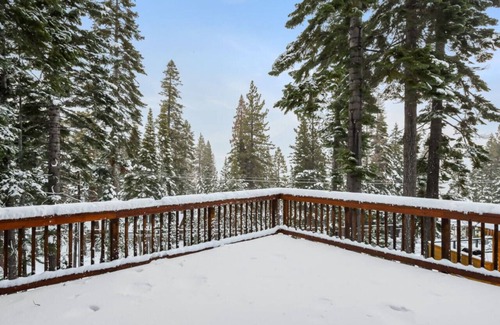 Chamberlands House | Cozy Lakeview Cabin | Fireplace & Laundry