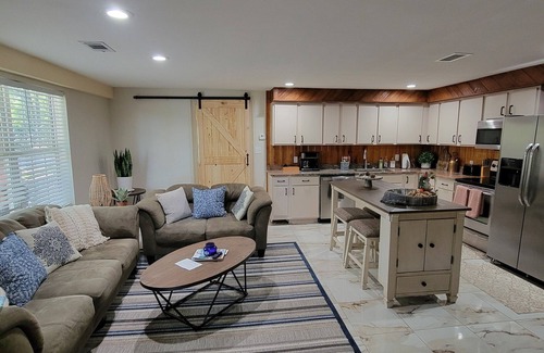 Telogia Cottage | Cozy Lakeview Cottage