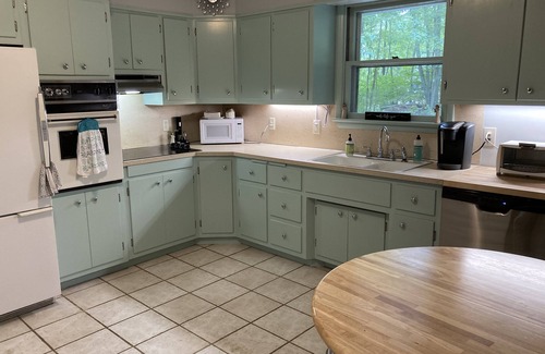 Hawley Cottage | Cozy Lakeview Family Cottage - steps to the lake, 2 swim docks & restaurant!
