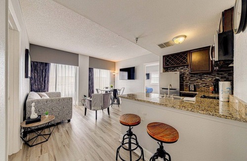 Southwest Orlando Condo | Cozy Lakeview Getaway/Near Universal Studios