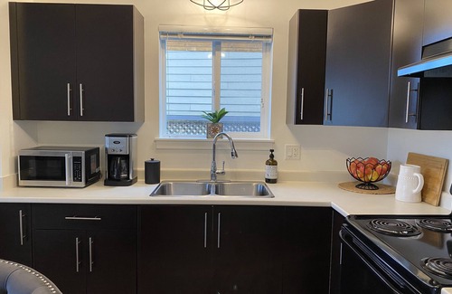 Langford Apartment | Cozy Lakeview Suite - Steps To The Beach & 15 Min To Downtown